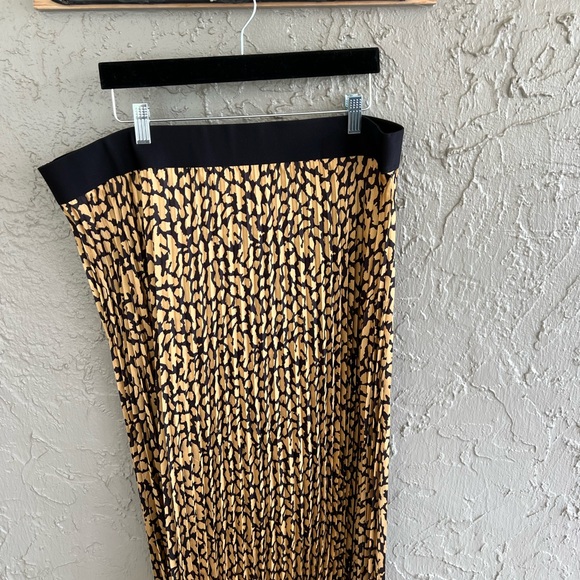 Two Piece Blouse and Skirt Combo - Picture 2 of 9